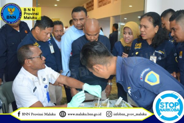 KARYAWAN BANK MANDIRI LAKUKAN PEMERIKSAAN URIN
