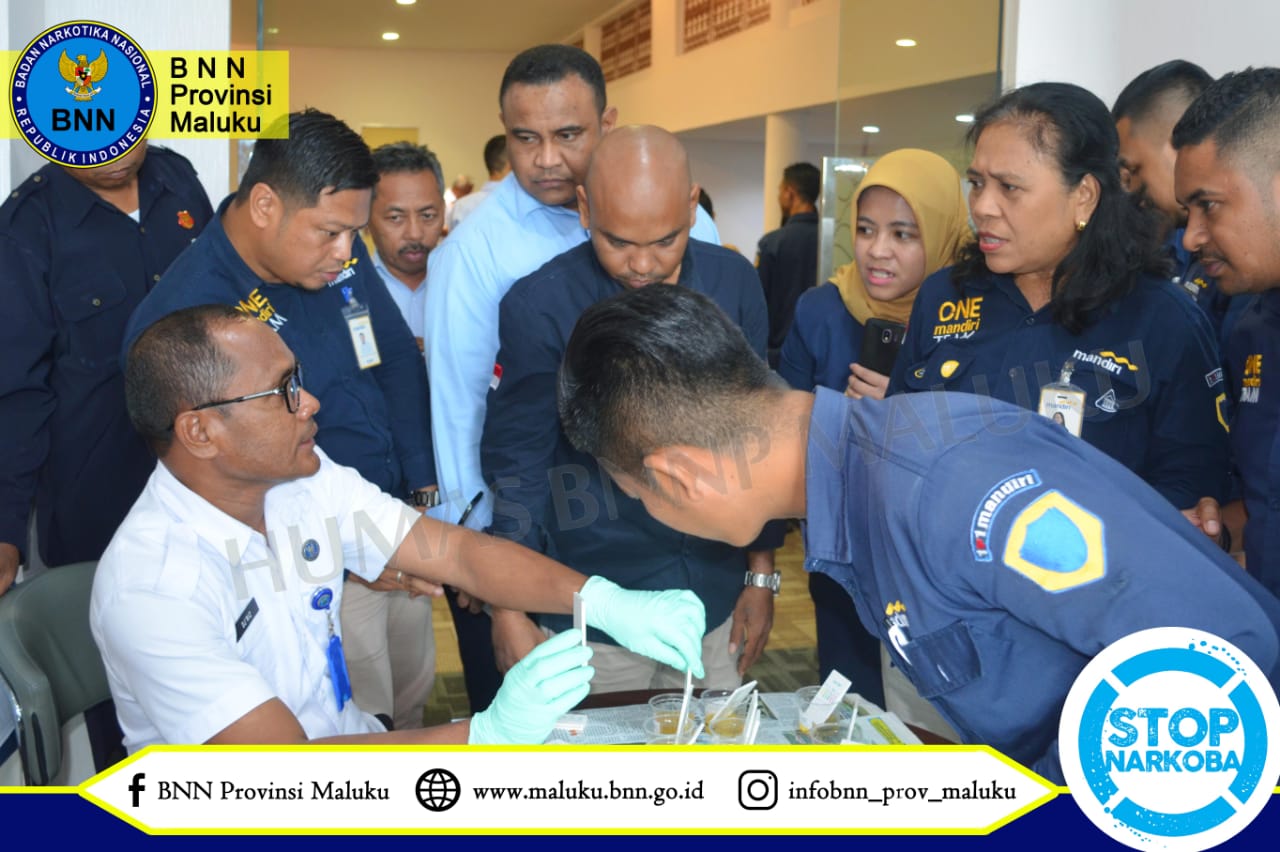 KARYAWAN BANK MANDIRI LAKUKAN PEMERIKSAAN URIN KARYAWAN BANK MANDIRI LAKUKAN PEMERIKSAAN URIN