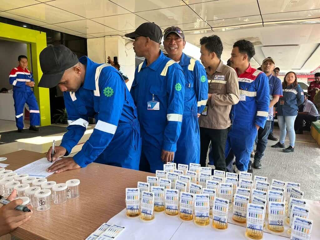 CEGAH PENYALAHGUNAAN NARKOBA PT. PERTAMINA PETRA NIAGA IT WAYAME LAKUKAN TES URINE CEGAH PENYALAHGUNAAN NARKOBA PT. PERTAMINA PETRA NIAGA IT WAYAME LAKUKAN TES URINE
